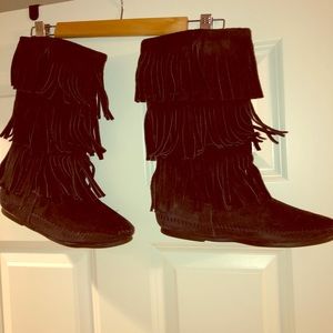 Minnetonka Fringe Black Boots